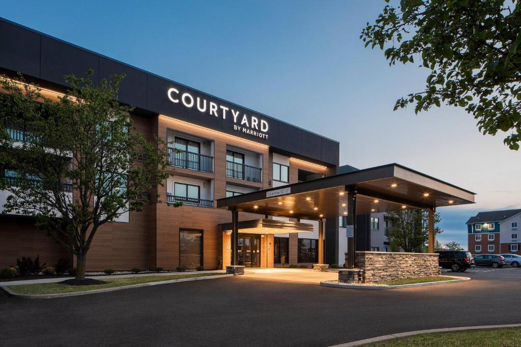 a view of a court yard hotel at Courtyard Cincinnati Airport South/Florence in Florence