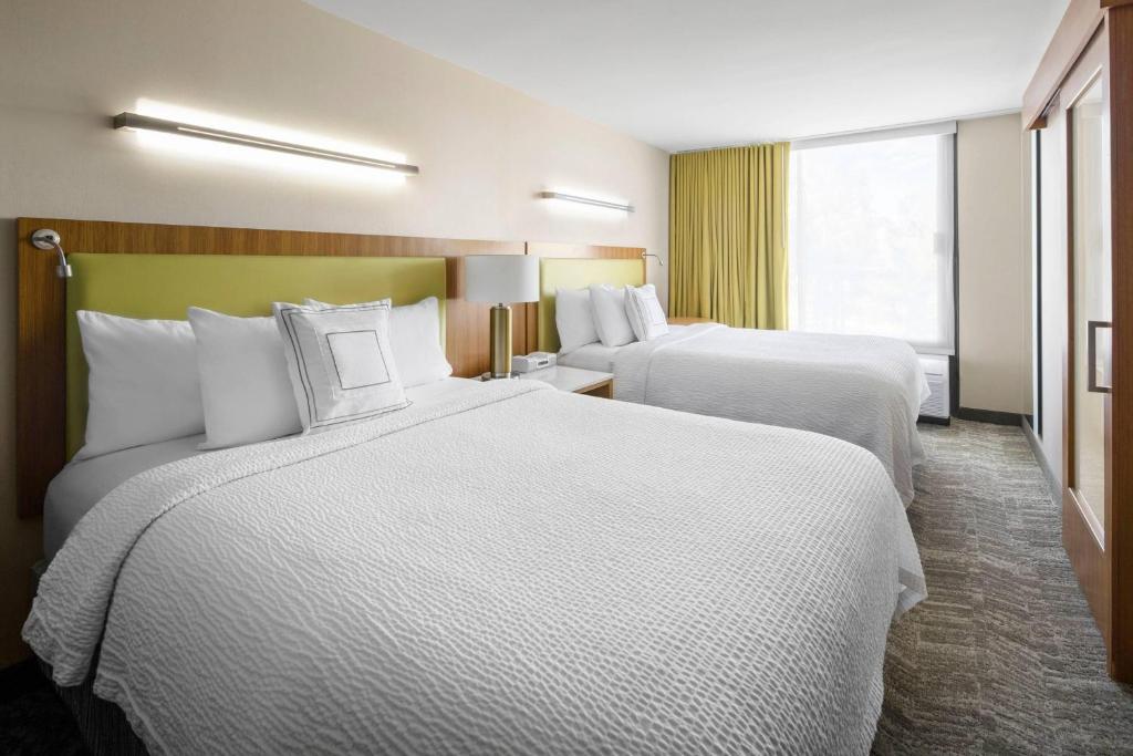 Postel nebo postele na pokoji v ubytování SpringHill Suites Flagstaff