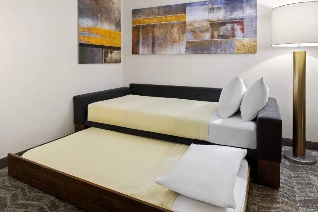 Postel nebo postele na pokoji v ubytování SpringHill Suites Flagstaff