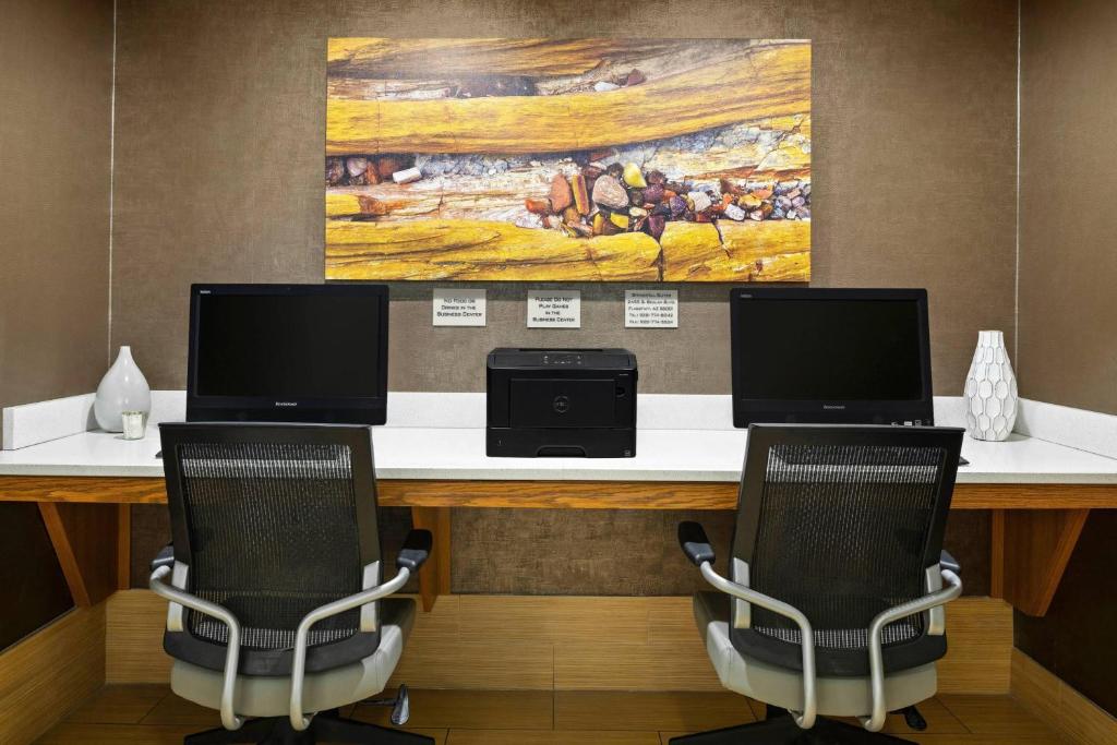 TV a/nebo společenská místnost v ubytování SpringHill Suites Flagstaff