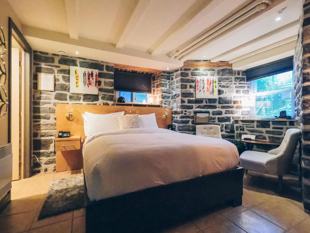 
Superior Room with Stone Wall 
