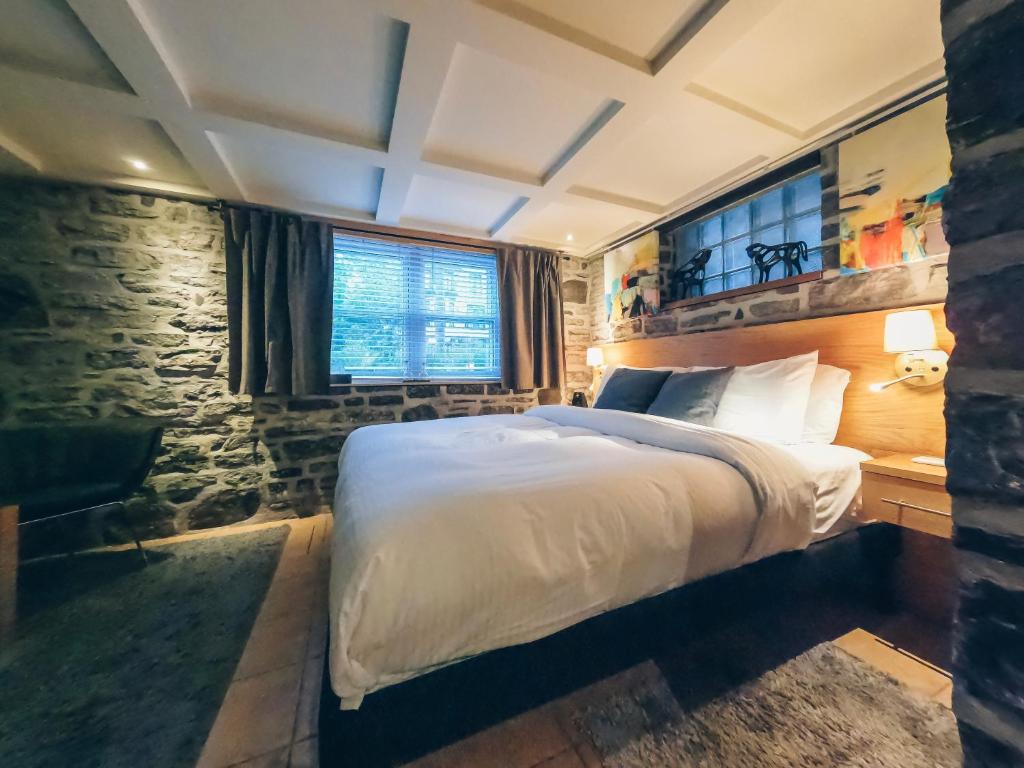 
Deluxe Room With Stone Wall
