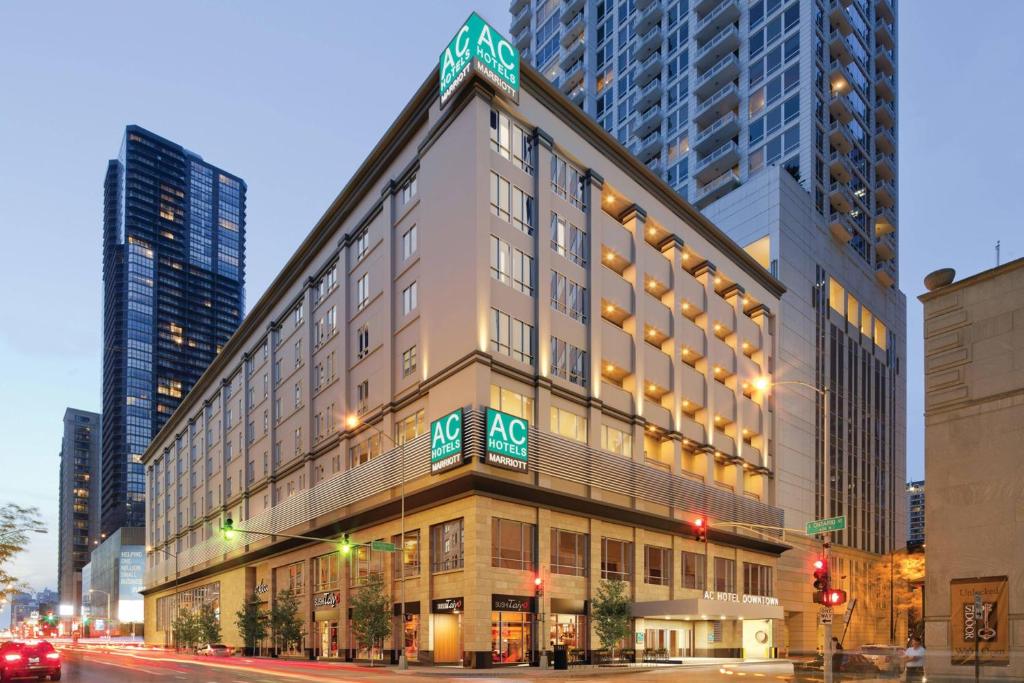 un bâtiment dans une rue de la ville avec de grands bâtiments dans l'établissement AC Hotel Chicago Downtown, à Chicago