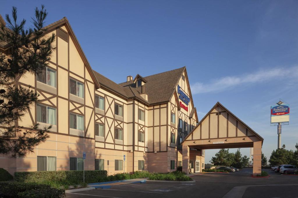 a hotel building with a sign in front of it at Fairfield Inn & Suites by Marriott Selma Kingsburg in Kingsburg