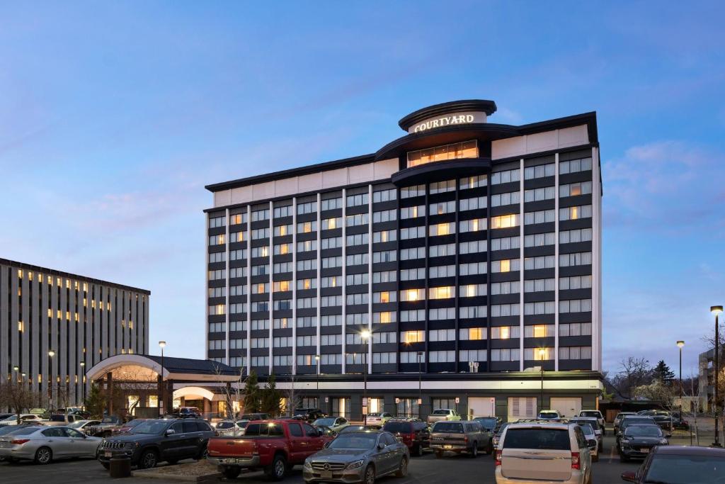 un gran edificio con coches estacionados en un estacionamiento en Courtyard by Marriott Denver Cherry Creek, en Denver