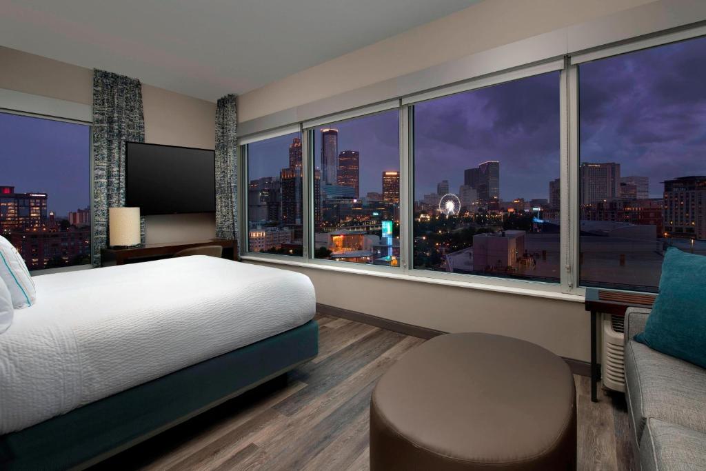 SpringHill Suites by Marriott Atlanta Downtown - Suite King Con Una Camera Da Letto Con Divano Letto E Vista Della Città