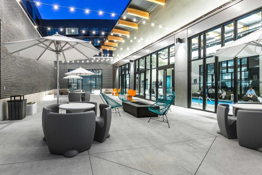 eine Lobby mit Tischen und Stühlen und einem Pool in der Unterkunft Aloft Columbus Easton in Columbus
