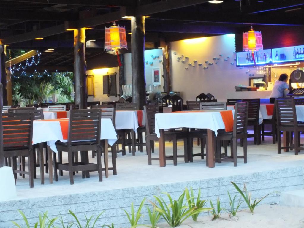 Restaurace v ubytování C&N Kho Khao Beach Resort - SHA Plus