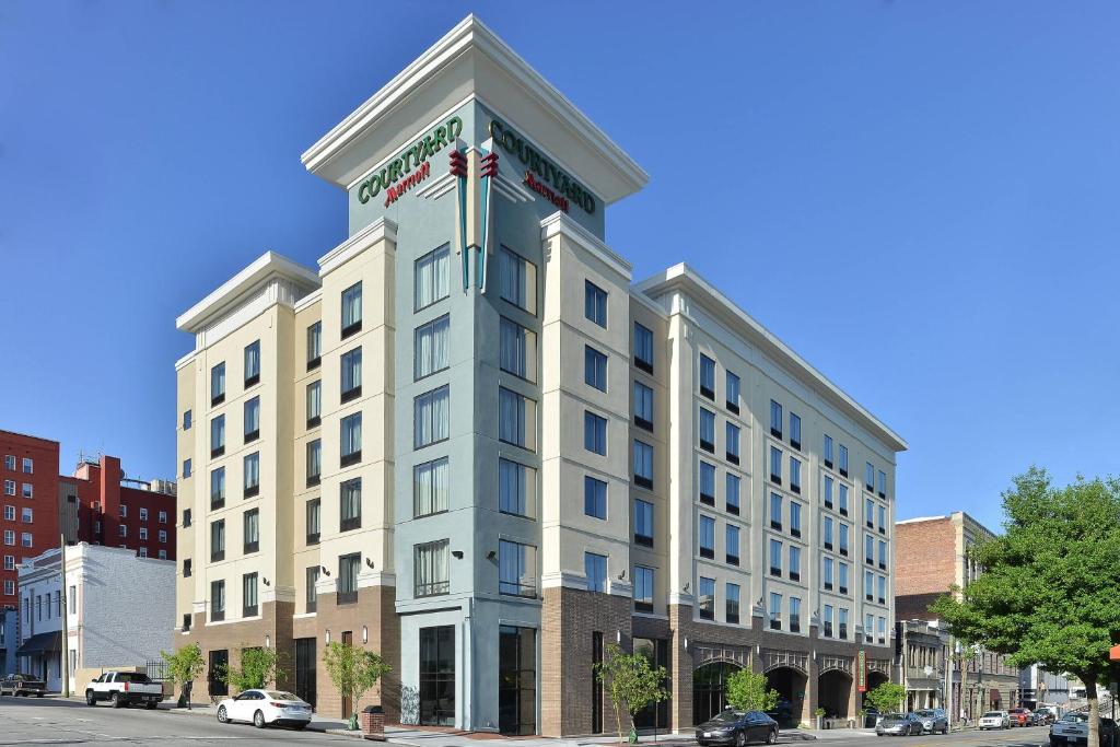 a tall white building on a city street at Courtyard by Marriott Wilmington Downtown/Historic District in Wilmington