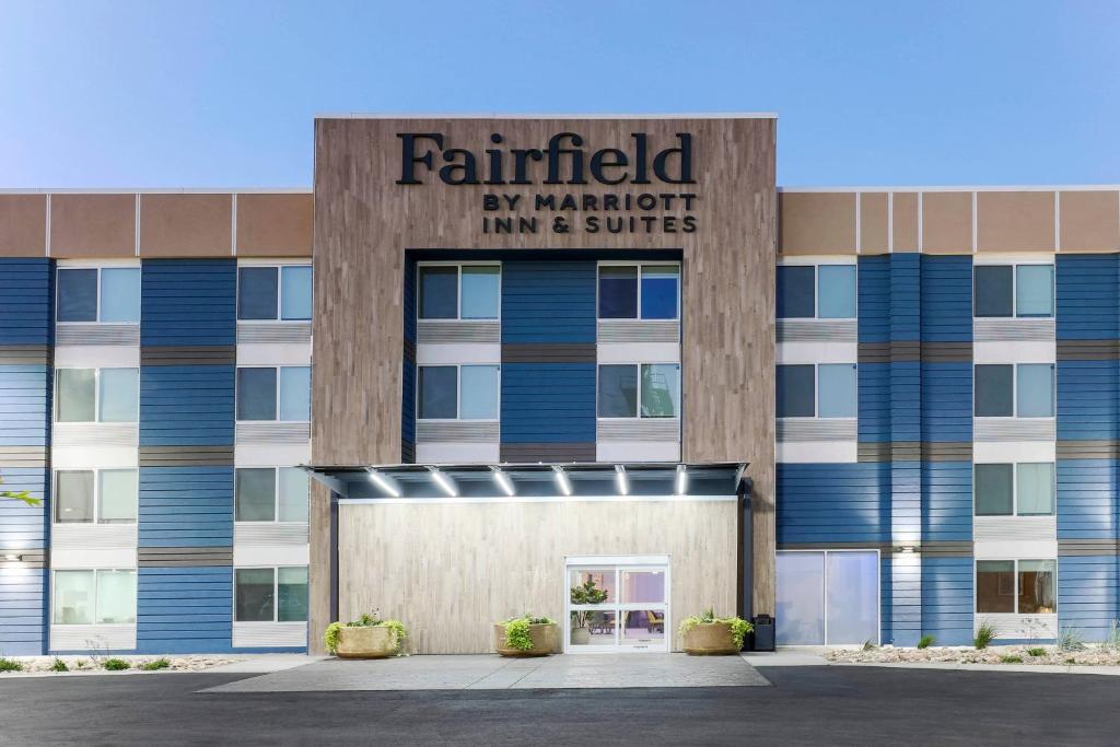 um edifício com uma placa que lê famfield por marriott inn e suites em Fairfield by Marriott Inn & Suites Amarillo Central em Amarillo