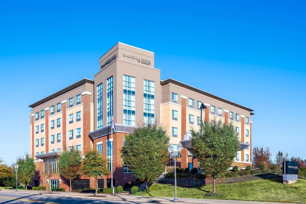 een kantoorgebouw op de hoek van een straat bij SpringHill Suites by Marriott Roanoke in Roanoke