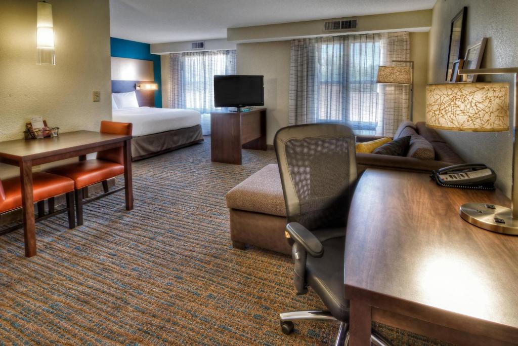 una camera d'albergo con letto e soggiorno di Residence Inn Memphis Germantown a Memphis