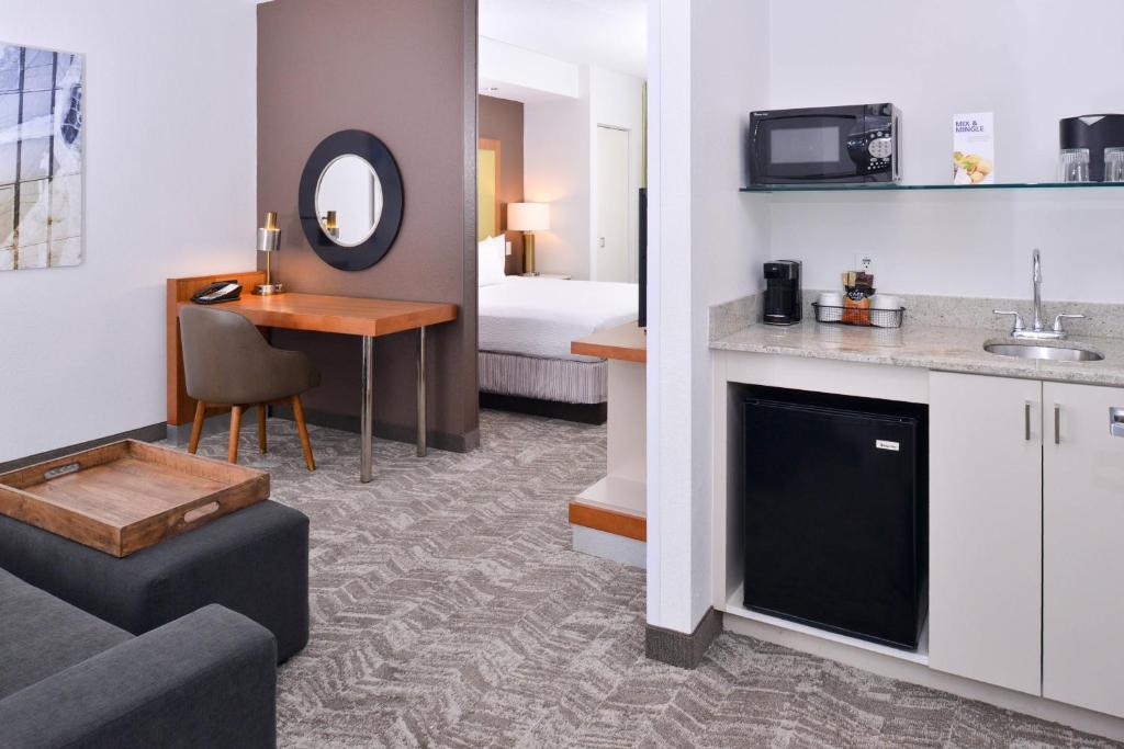 SpringHill Suites Fairfax Fair Oaks - キングスイート トランドルソファ付