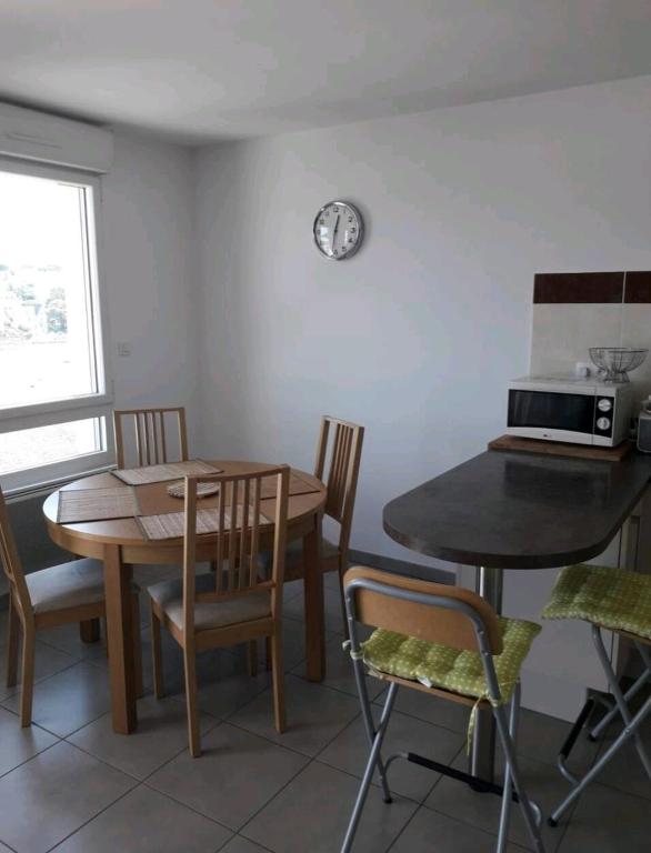 Kuchyňa alebo kuchynka v ubytovaní appartement entier, 3 étoiles, 4 personnes,vue mer