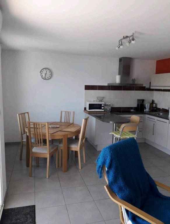 Kuchyňa alebo kuchynka v ubytovaní appartement entier, 3 étoiles, 4 personnes,vue mer
