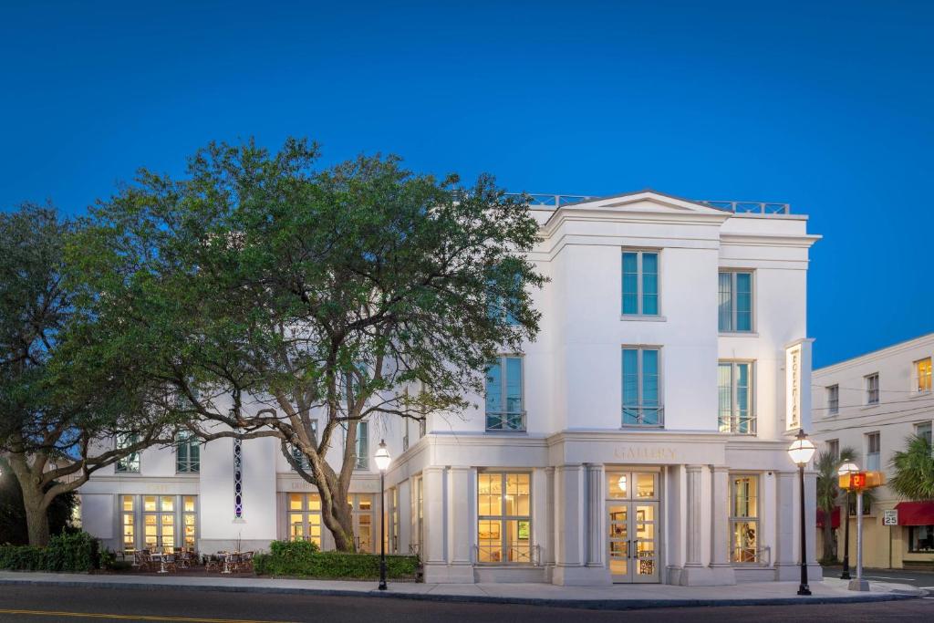 un edificio blanco con un árbol delante en Grand Bohemian Hotel Charleston, Autograph Collection en Charleston