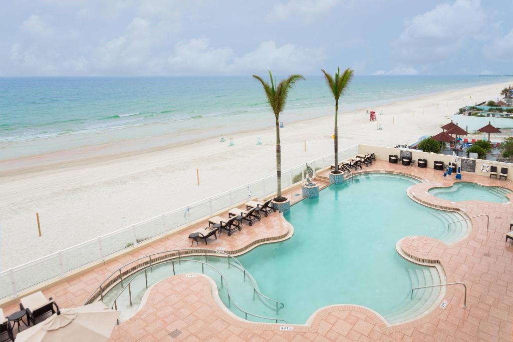 uma vista sobre uma piscina e a praia em Residence Inn by Marriott Daytona Beach Oceanfront em Daytona Beach