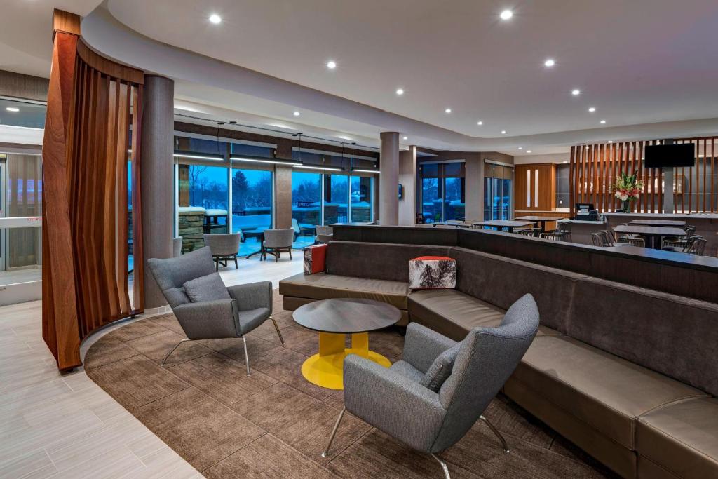 vestíbulo con sofá, sillas y bar en SpringHill Suites by Marriott Denver West/Golden, en Lakewood
