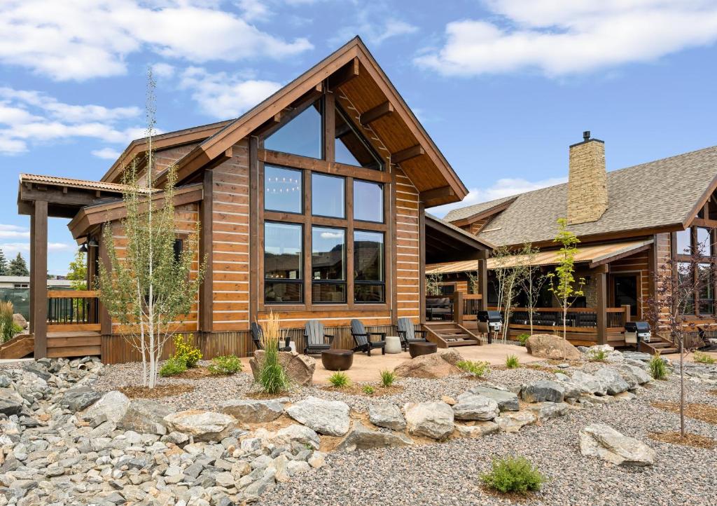 Elk Haven Lodge Two Large Patios Private Jacuzzi Indoor and Outdoor