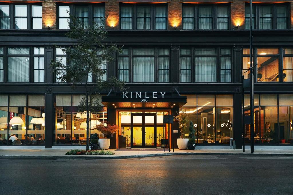ein Gebäude mit einem Kinyery-Schild auf der Vorderseite in der Unterkunft Kinley Cincinnati Downtown, a Tribute Portfolio Hotel in Cincinnati
