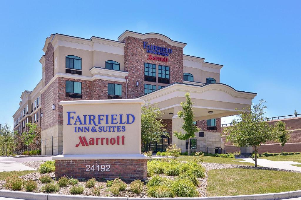 ein Hotelschild vor einem Gebäude in der Unterkunft Fairfield Inn & Suites by Marriott Denver Aurora/Parker in Aurora