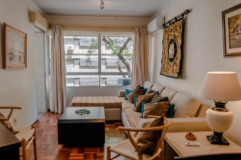 sala de estar con sofá y mesa en Apartamento en el centro de Pocitos, en Montevideo