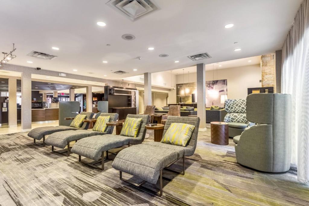 un salón con sillas y una sala de espera en Courtyard Dallas DFW Airport South/Irving, en Irving