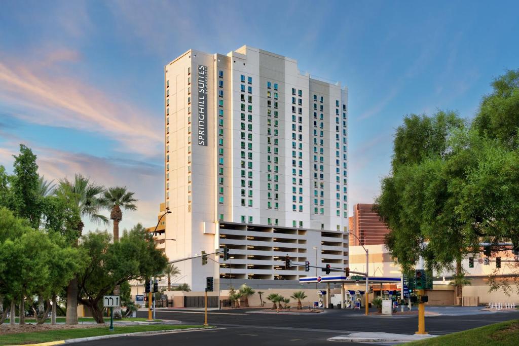 un gran edificio blanco en una calle de la ciudad con árboles en SpringHill Suites by Marriott Las Vegas Convention Center en Las Vegas