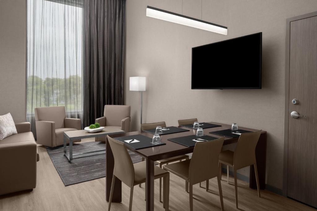 TV a/nebo společenská místnost v ubytování AC Hotel by Marriott Miami Dadeland