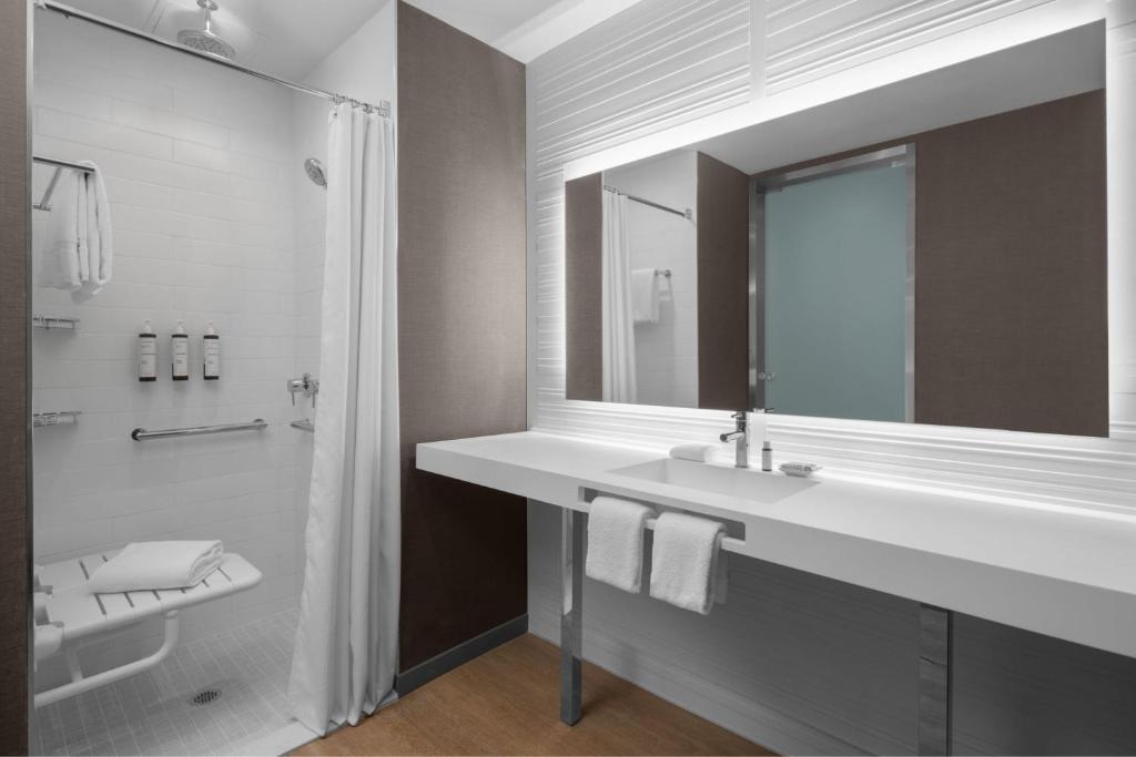 Koupelna v ubytování AC Hotel by Marriott Miami Dadeland