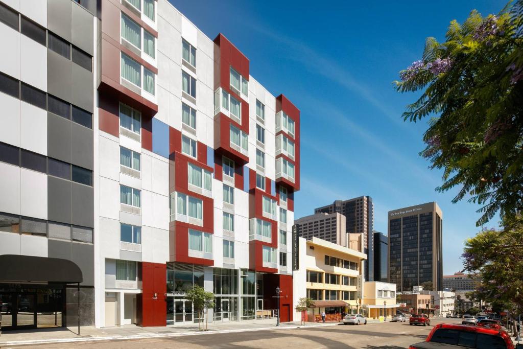 TownePlace Suites by Marriott San Diego Downtown في سان دييغو: واجهة مبنى في خلفية المدينة