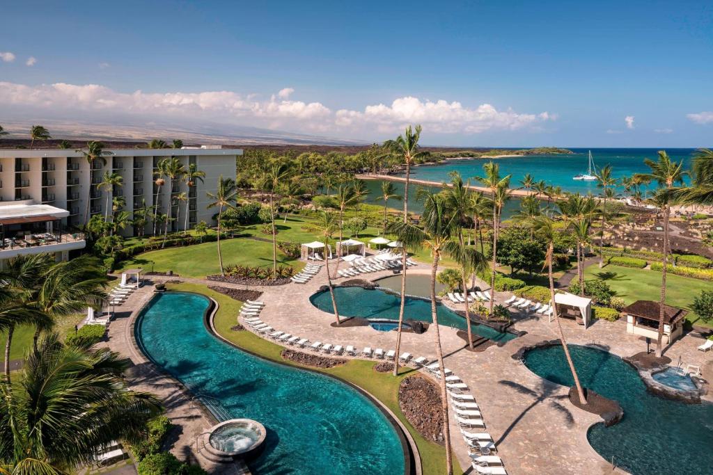 een luchtzicht op een resort met een zwembad en de oceaan bij Marriott’s Waikoloa Ocean Club in Waikoloa