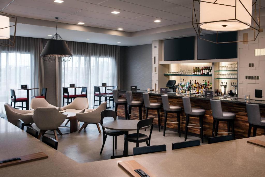 a restaurant with tables and chairs and a bar at Courtyard by Marriott Pullman in Pullman