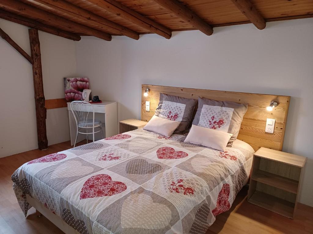 1 dormitorio con 1 cama grande en una habitación en GITE DES 3 JONQUILLES, en Saint-Maurice-sur-Moselle