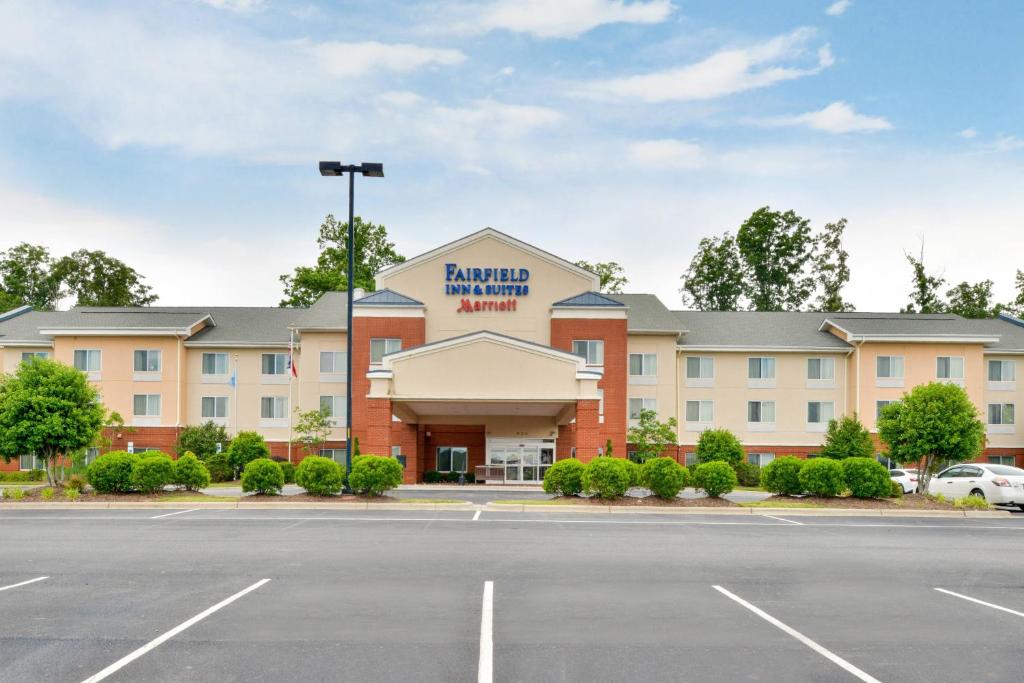 a hotel with a parking lot in front of it at Fairfield Inn and Suites by Marriott Asheboro in Asheboro