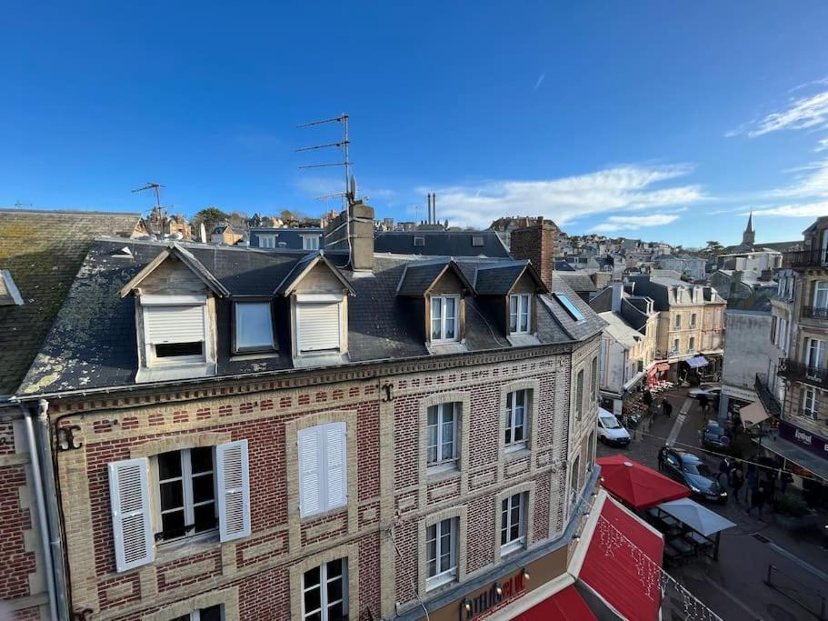 Výhľad na mesto Trouville-sur-Mer alebo výhľad na mesto priamo z apartmánu