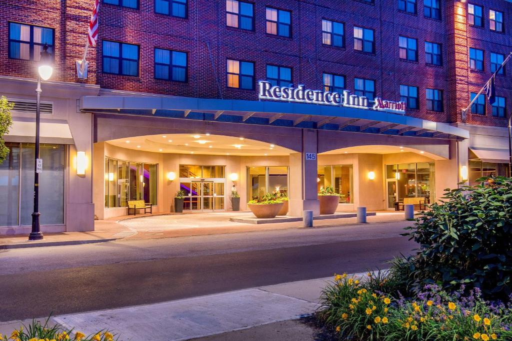 una strada vuota di fronte a un edificio di Residence Inn Portland Downtown Waterfront a Portland