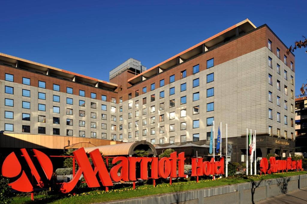 um grande edifício com uma placa de hotel Marriott em frente em Milan Marriott Hotel em Milão