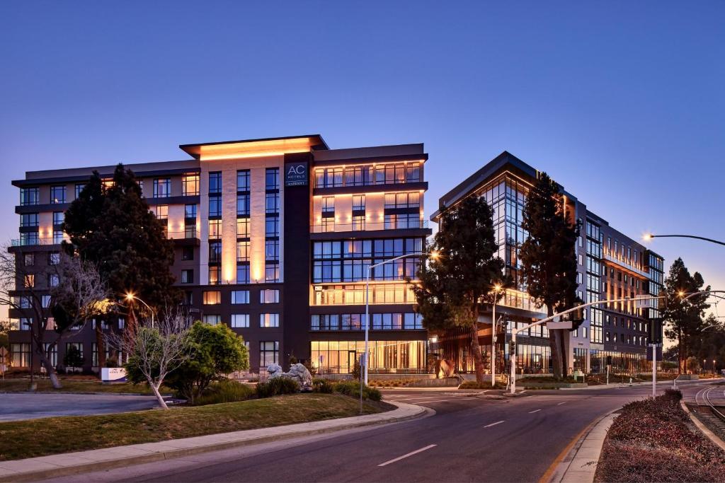 桑尼維爾的住宿－AC Hotel by Marriott Sunnyvale Moffett Park，黄昏时分,在城市街道上一座大建筑