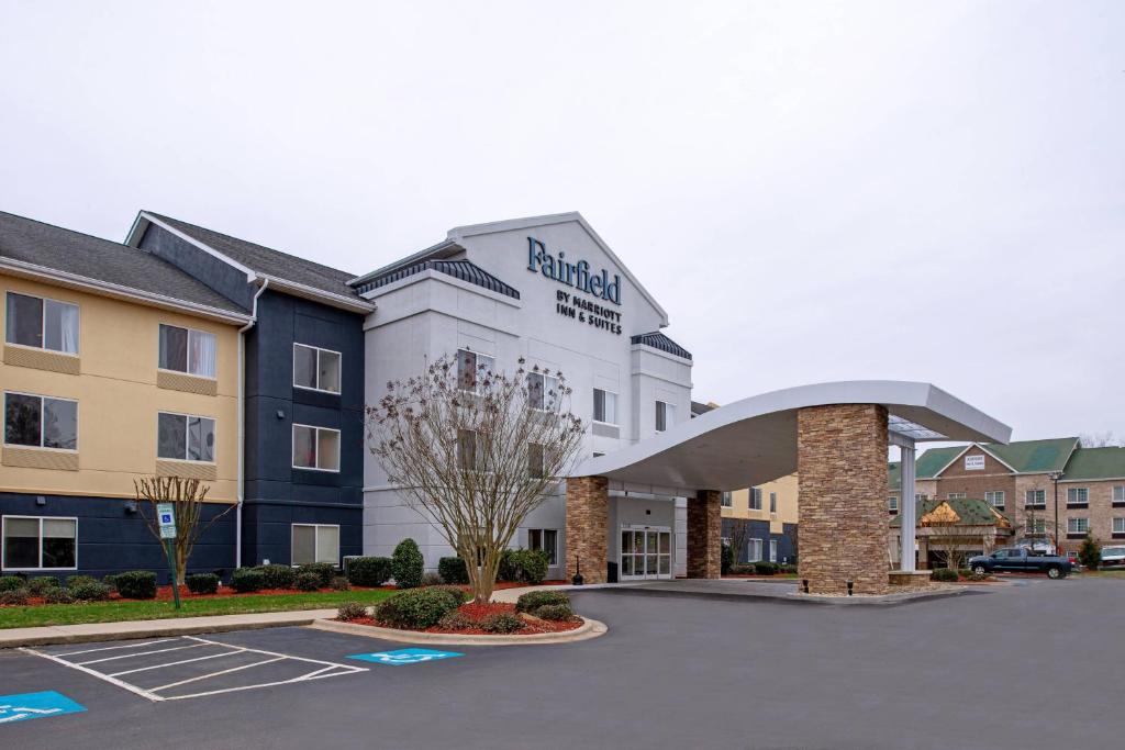 una representación de la parte delantera de un hotel con aparcamiento en Fairfield Inn & Suites High Point Archdale, en Archdale