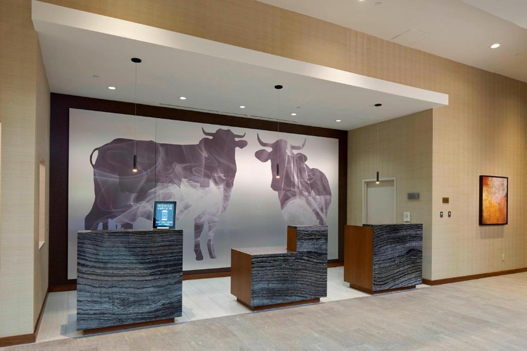 Habitación con una pared grande con una foto de vacas. en Durham Marriott City Center en Durham