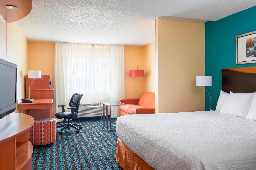 Habitación de hotel con cama, escritorio y silla en Fairfield Inn & Suites Lafayette, en Lafayette