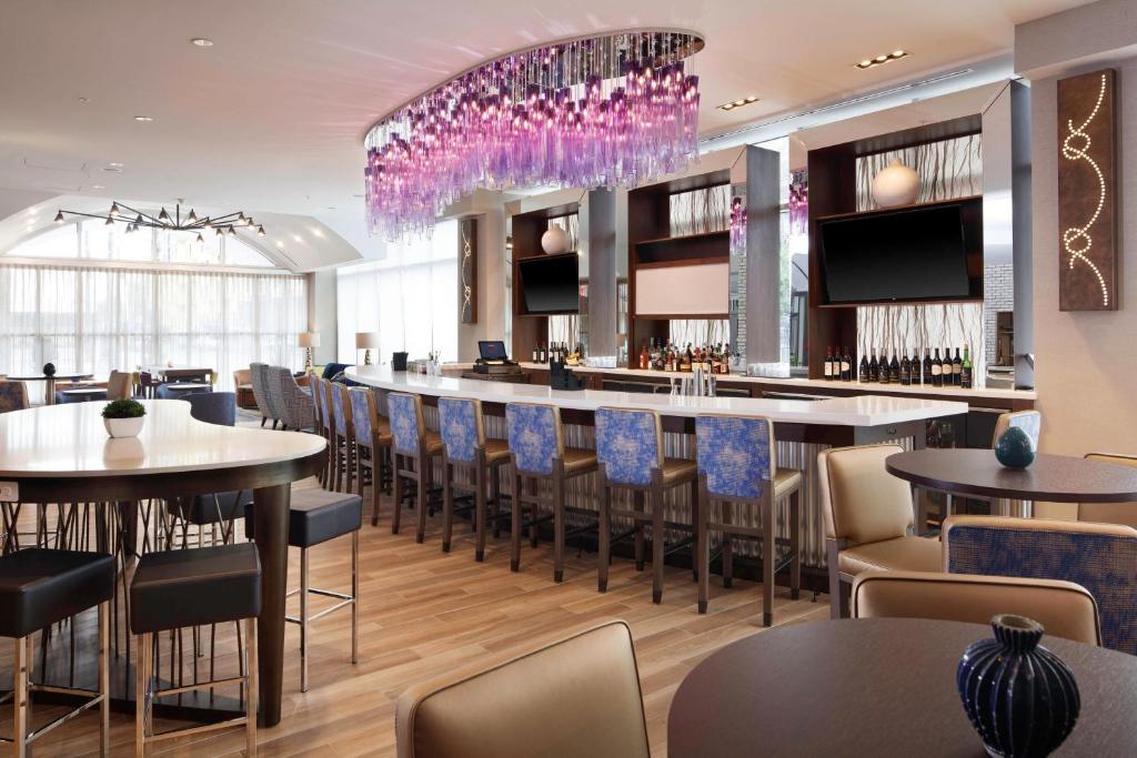 The lounge or bar area at SpringHill Suites by Marriott New Orleans Downtown/Canal Street
