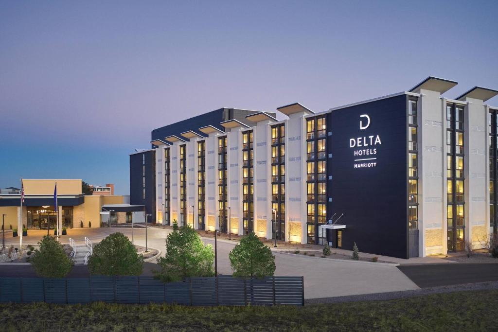 budynek z znakiem na boku w obiekcie Delta Hotels by Marriott Denver Thornton w mieście Westminster