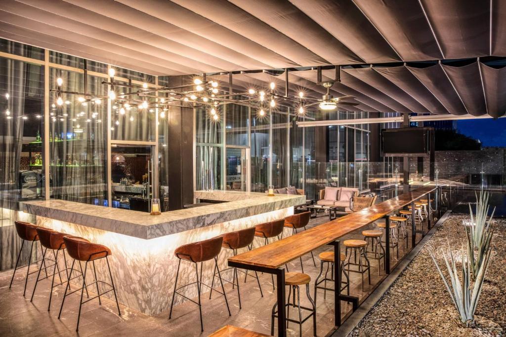 Khu vực lounge/bar tại AC Hotel Queretaro Antea