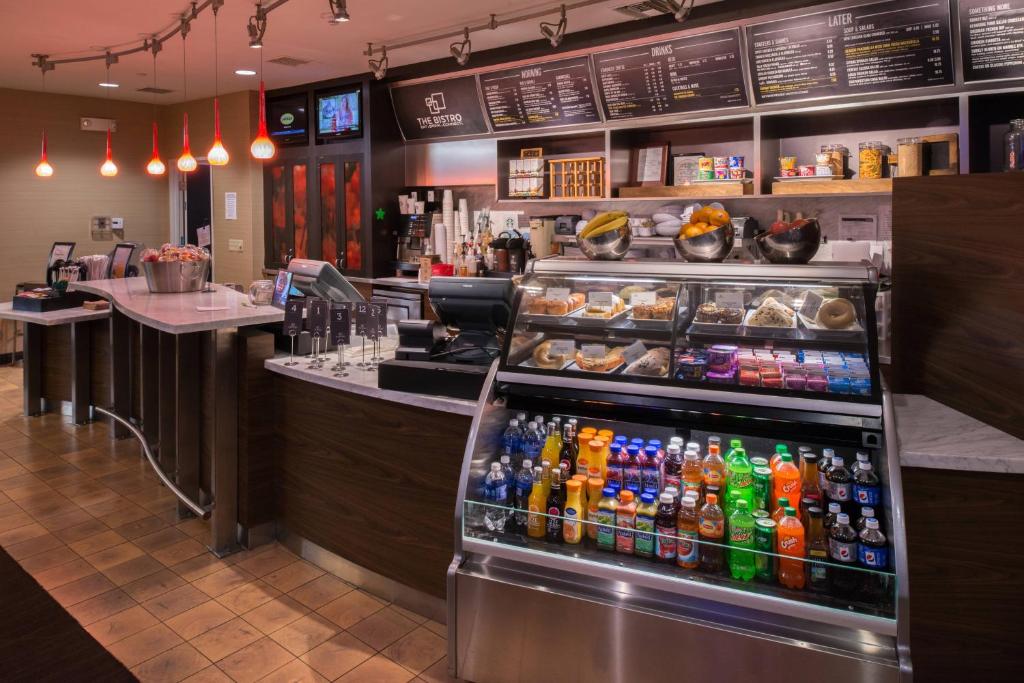 a restaurant with a counter with a drink bar at Courtyard by Marriott Oxnard/Ventura in Oxnard