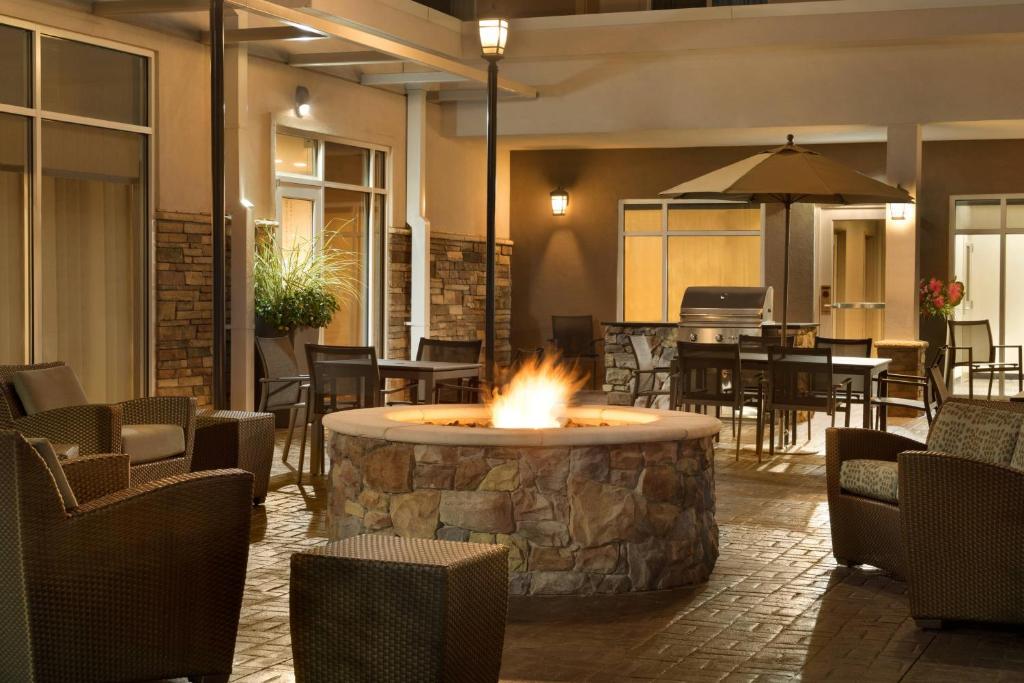 una hoguera en un restaurante con mesas y sillas en Residence Inn by Marriott Winston-Salem Hanes Mall en Winston-Salem