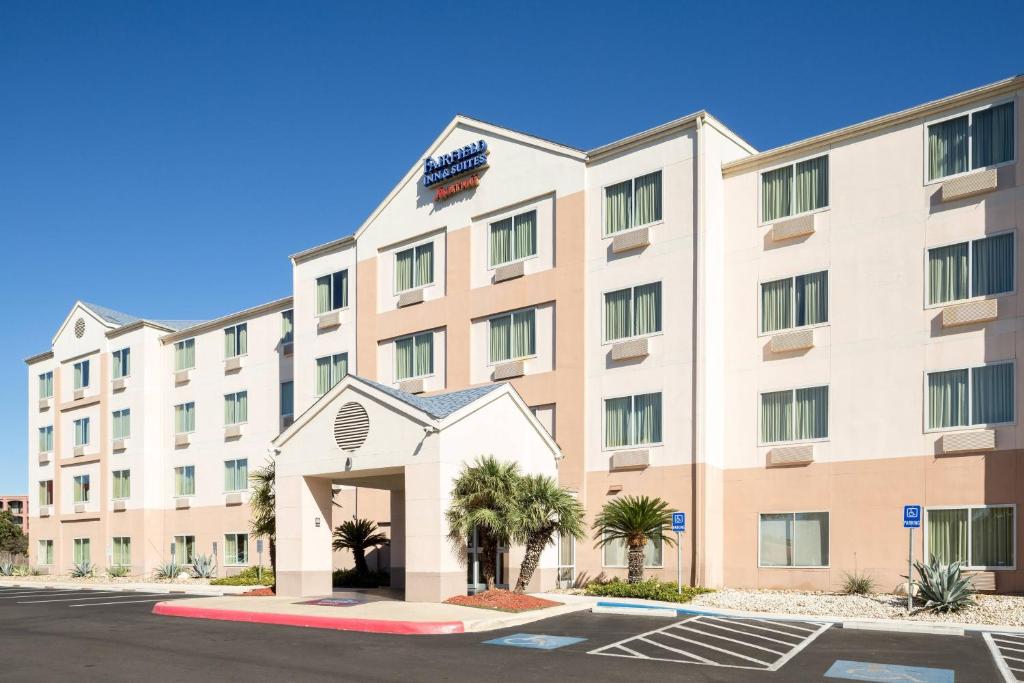 une représentation de l'avant d'un hôtel dans l'établissement Fairfield Inn & Suites by Marriott San Antonio Downtown/Market Square, à San Antonio