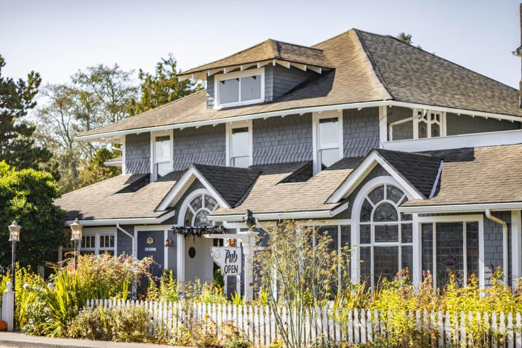 una casa con una cerca blanca delante de ella en Shelburne Hotel, en Seaview