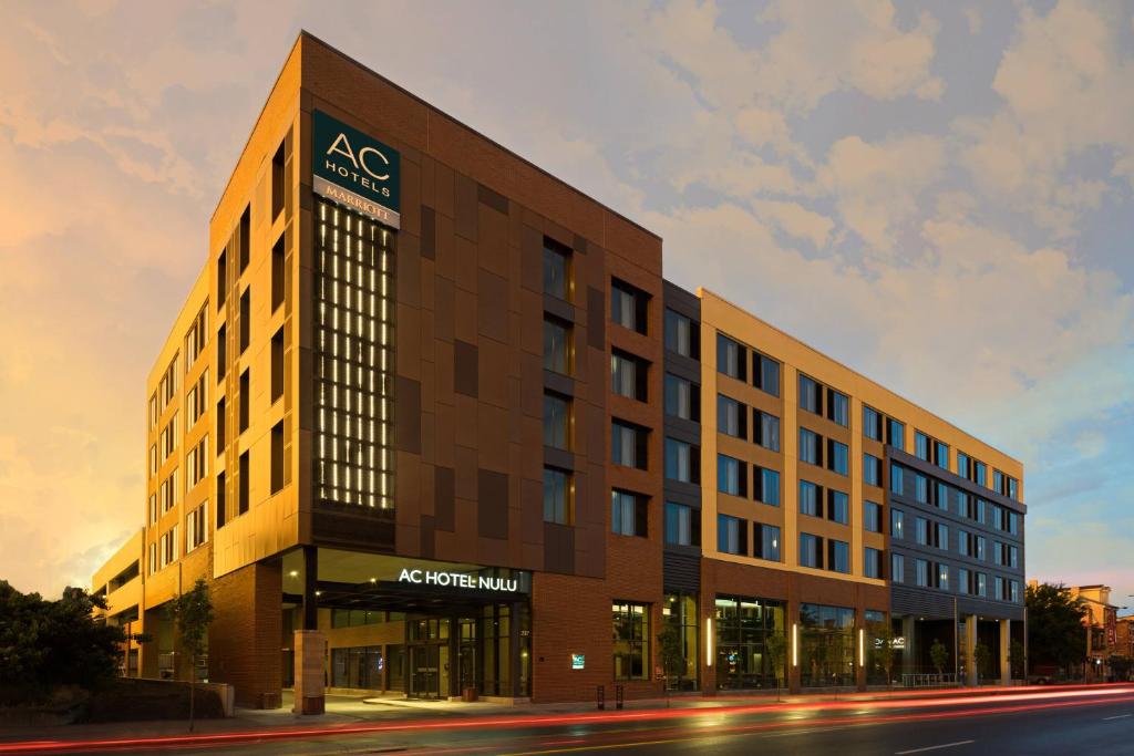 路易維爾的住宿－AC Hotel by Marriott Louisville Downtown，一栋办公楼,旁边设有标志